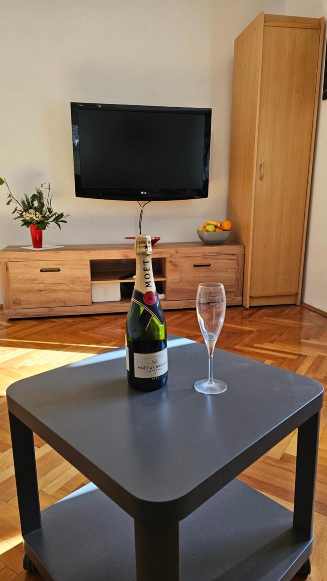 Apartment 22 Omiš Buitenkant foto